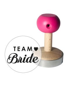 stempel do ciastek i odbicie z napisem team bride 