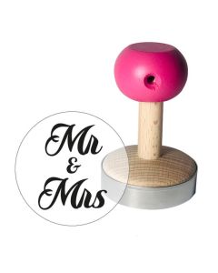 Stempel do ciastek i odbicie z napisem Mr & Mrs